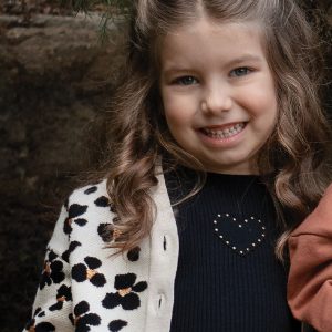 Casaco malha curto flores menina